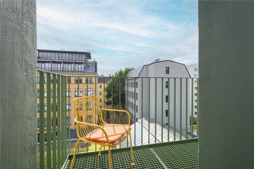 sly courtyard room - balcony