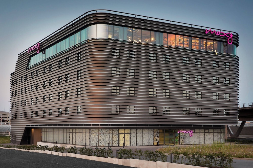 Moxy Cologne Bonn Airport — Koeln