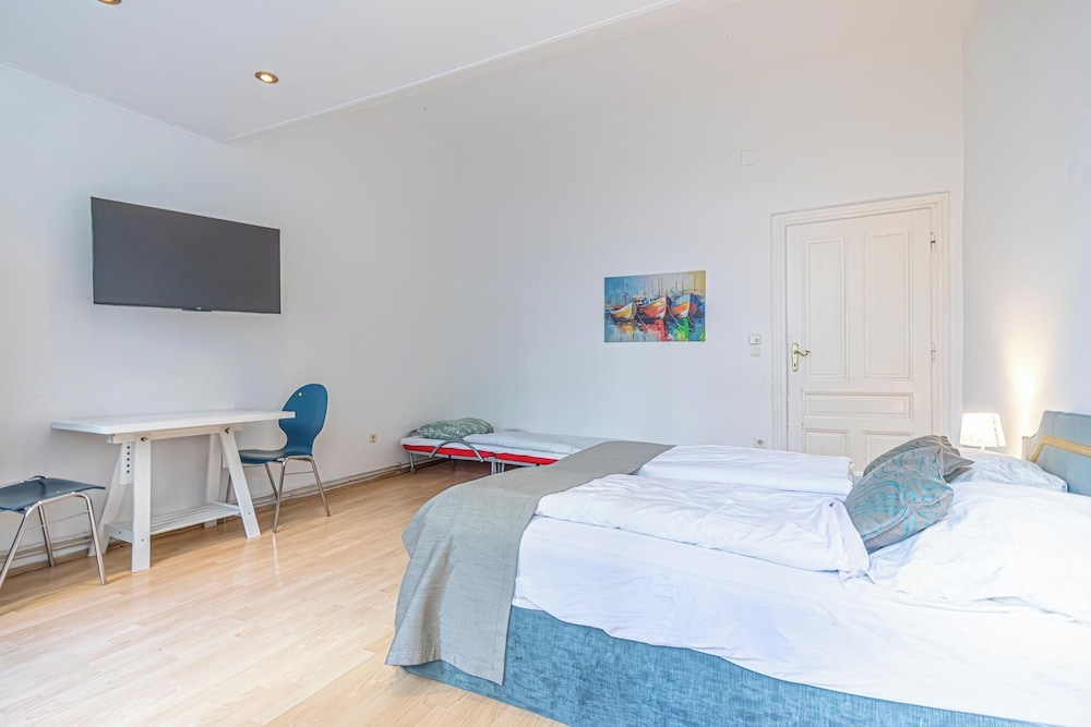 Comfy 2BR Apartment Near Downtown for Longstays — 4-Star Luxury Hotel in Vienna, Austria