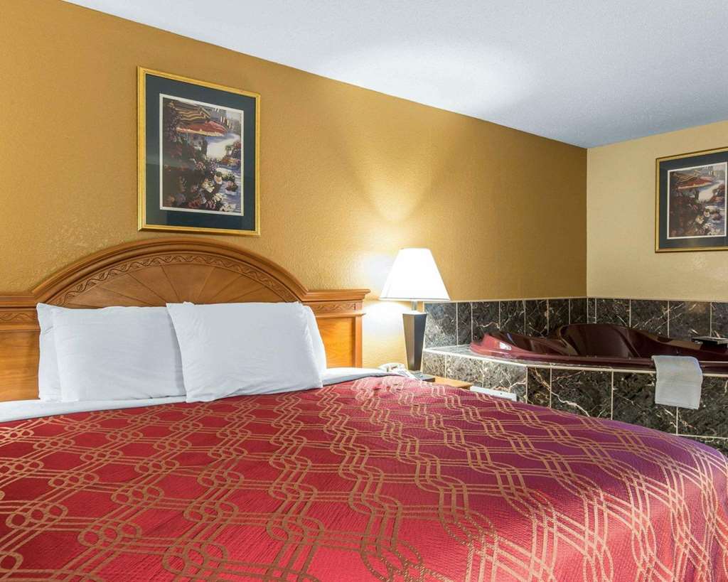 Econo Lodge Dalton West - photo 18