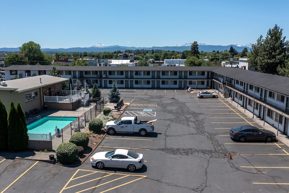 Bend Inn & Suites - photo 23