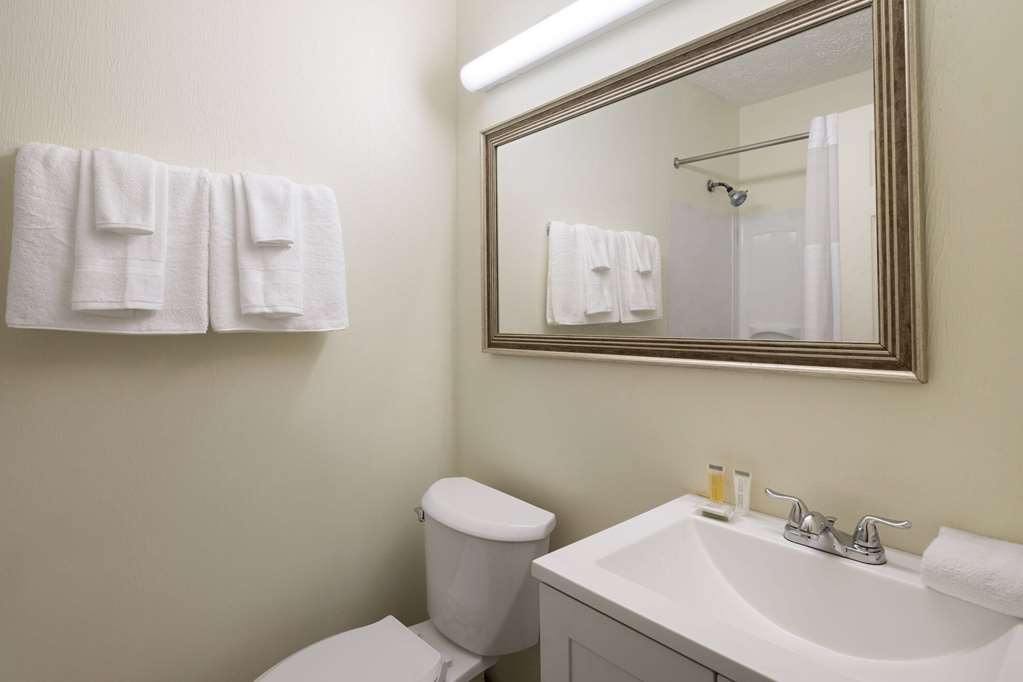 Super 8 by Wyndham Youngstown Girard - photo 17