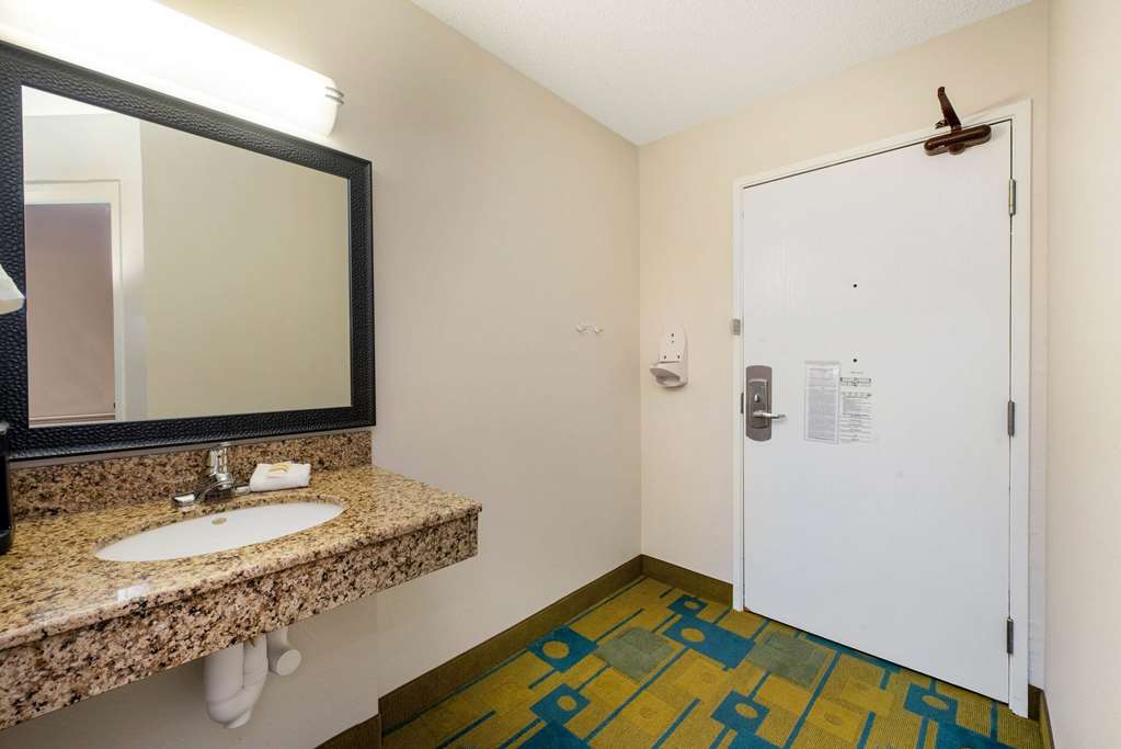 La Quinta Inn & Suites by Wyndham Mansfield OH - photo 25