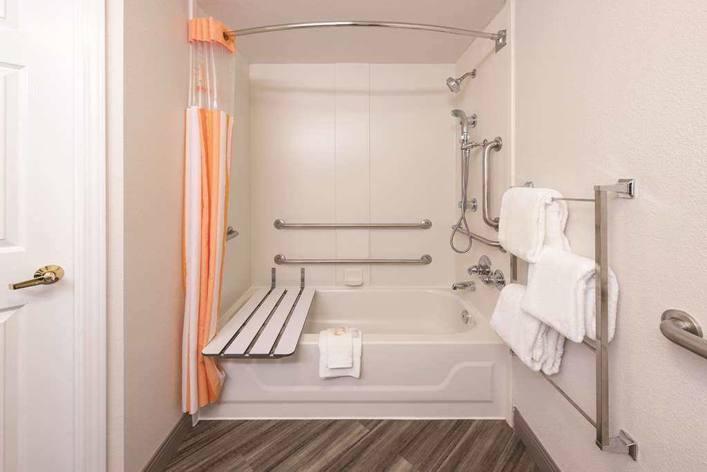 La Quinta Inn & Suites by Wyndham St. Louis Westport - photo 13