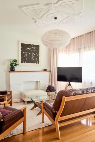 Mid Century Modern Retreat — hotel in Kings Park