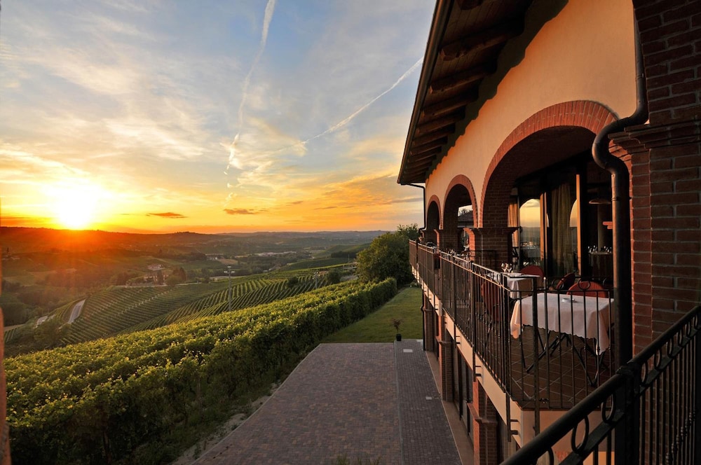 Tota Virginia Antico Podere - carbon neutral hotel in La Morra
