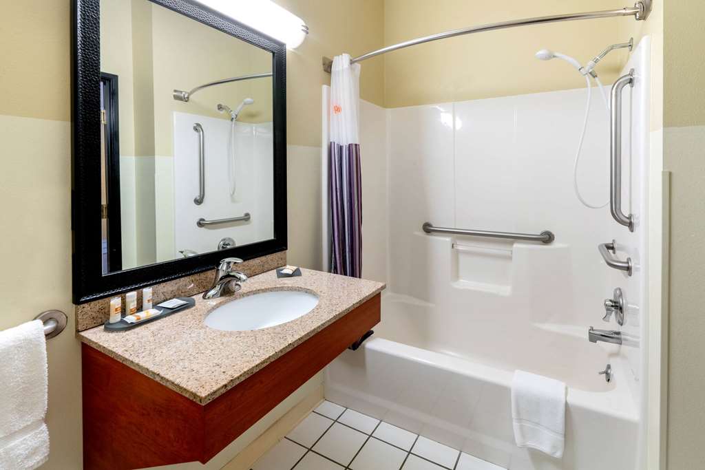 La Quinta Inn & Suites by Wyndham Helena - photo 10