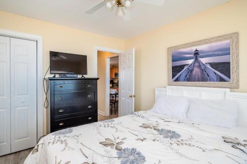 Absolute Beach by Oak Island Accommodations - photo 48