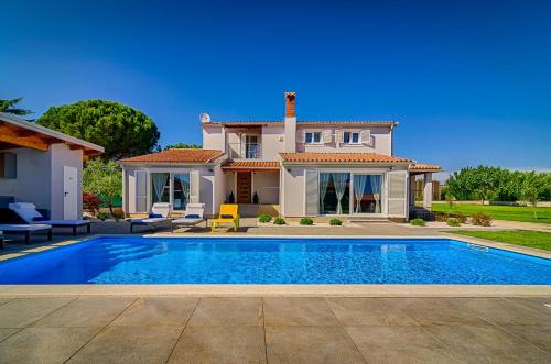 Family Villa Captains House schöner großer Pool und riesiger Garten — 4-Star Luxury Hotel in Fazana, Croatia