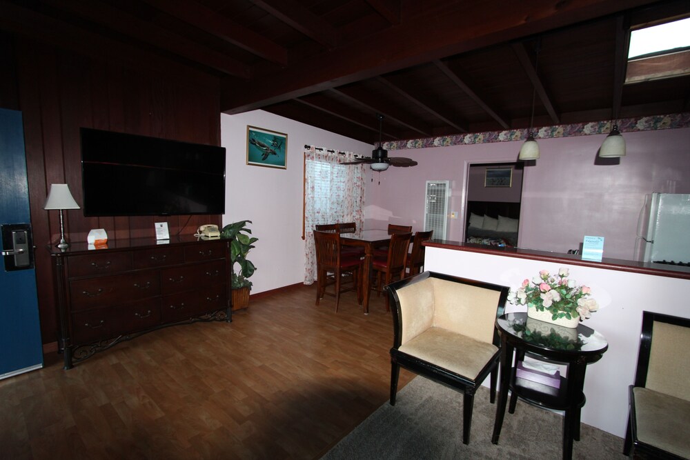 Edgewater Beach Inn - photo 10