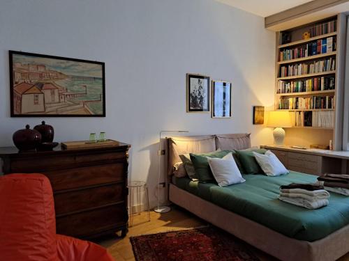 Casa Mari free secure parking breakfast private bathroom wifi garden aircon 5 min walk to metro and train station — 4-Star Luxury Hotel in Milan, Italy