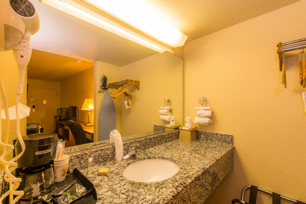 Super 8 by Wyndham Oklahoma Airport Fairgrounds West - photo 15
