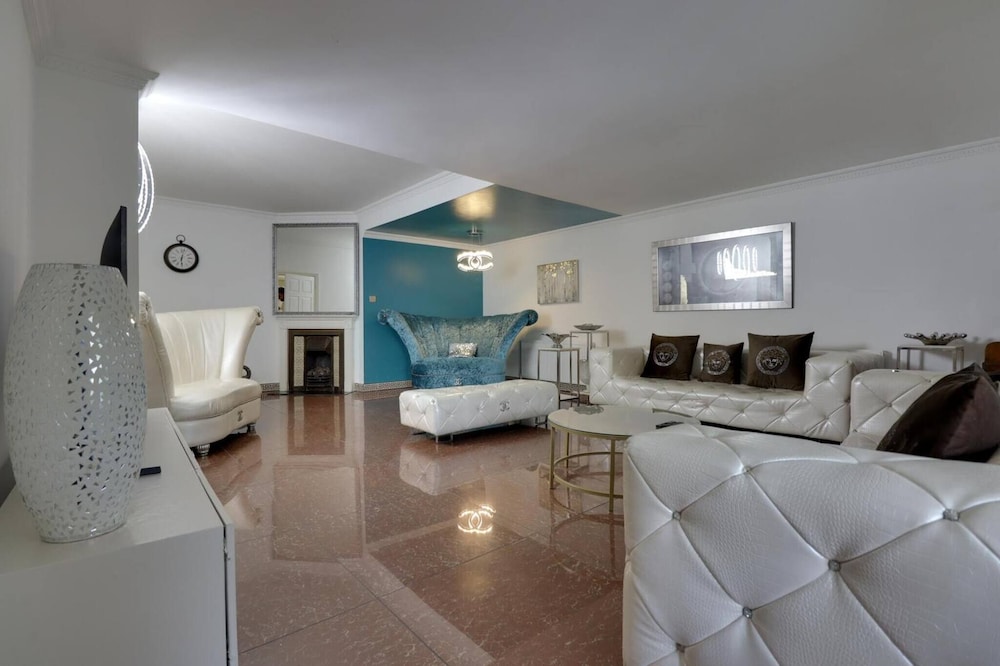 Luxurious West London Retreat With Hot Tubs & Easy Access to Central London — hotel in Greenford