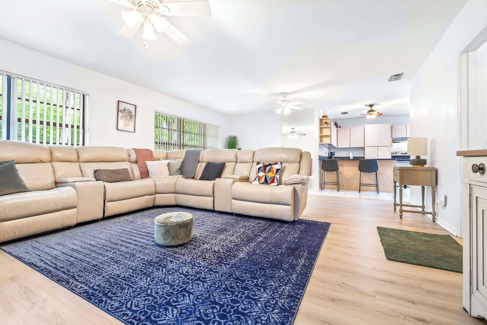 Quiet Oak Retreat Serene 3 BDR in Tampa, United States