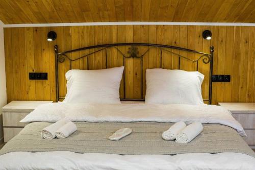 Top Location Cozy Wooden Ceiling Apt by Wehost