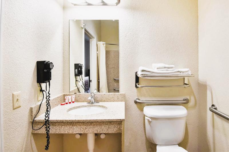 OYO Townhouse Clute Lake Jackson - photo 67