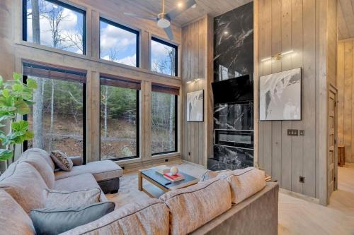 Honeybear Hideaways Luxury Modern Glass Cabin with Indoor Pool Fire Place and Hot Tub — 4-Star Luxury Hotel in Sevierville, United States