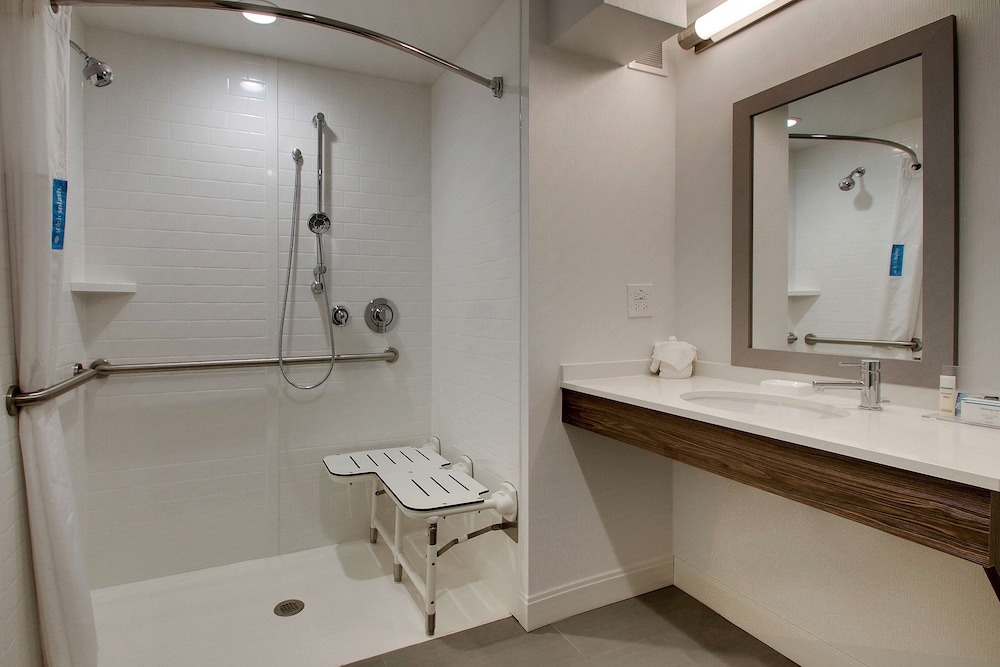 Hampton Inn & Suites Chicago Aurora - photo 20