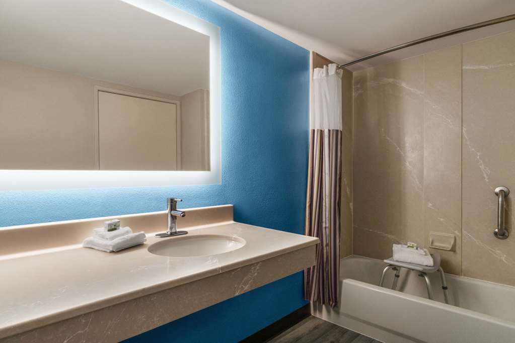 La Quinta Inn & Suites by Wyndham Madison American Center - photo 13