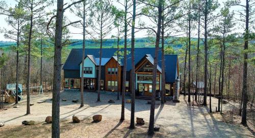 Castle Black — 4-Star Luxury Hotel in Broken Bow, United States
