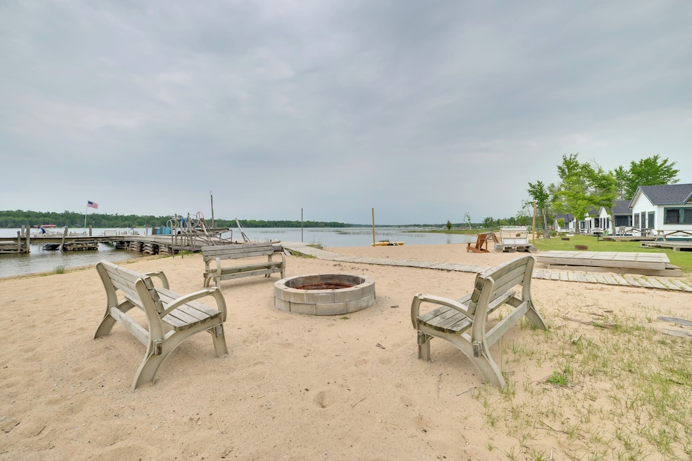 Les Cheneazu Island Hideaway w Community Perks — hotel in Cedarville