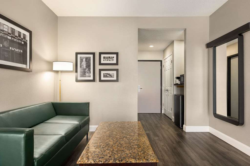 La Quinta Inn & Suites by Wyndham Mt. Laurel Philadelphia - photo 39