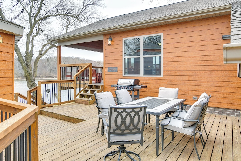 6 Mi To Dtwn Pella Riverfront Cabin W Game Room 21462207 — Pella