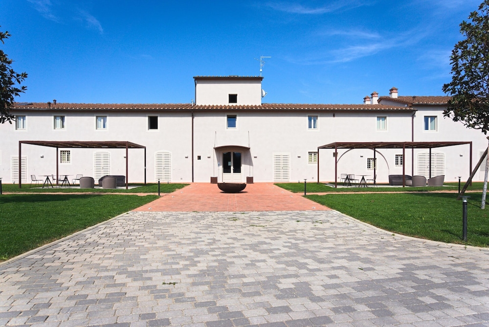 Modern Apartment in Agliana With Shared Garden — 4-Star Luxury Hotel in Agliana, Italy