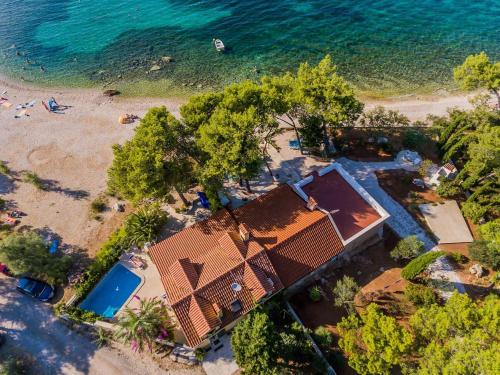 Deluxe Villa Sirena on the beach with Pool — 4-Star Luxury Hotel in Supetar, Croatia