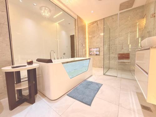 Waterfront 3Br Apt W Free Parkin Wifi Netflix Pool — 4-Star Luxury Hotel in Lagos, Nigeria