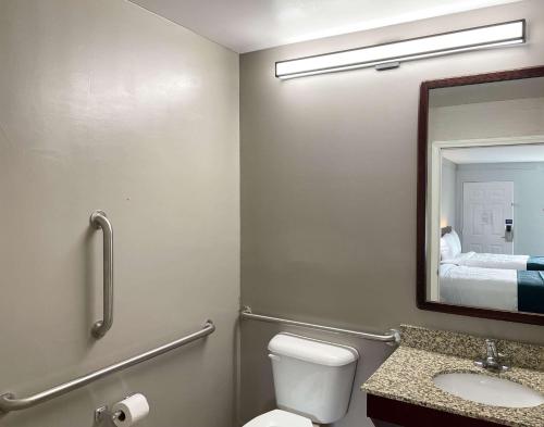 Super 8 by Wyndham West Columbia Airport - photo 18
