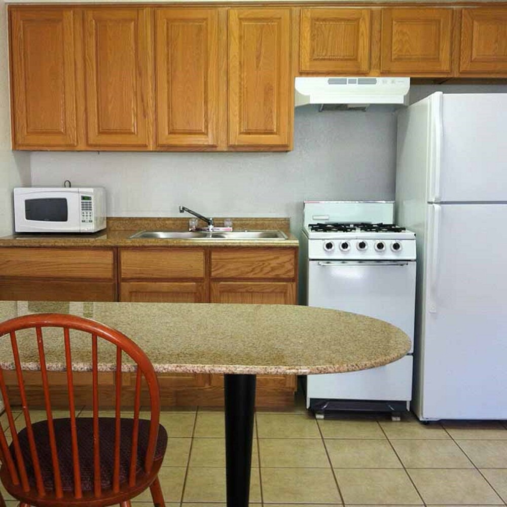 Oaktree Inn and Suites - photo 6
