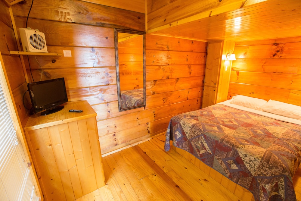 Edinboro Lake Resort Cabins - photo 8