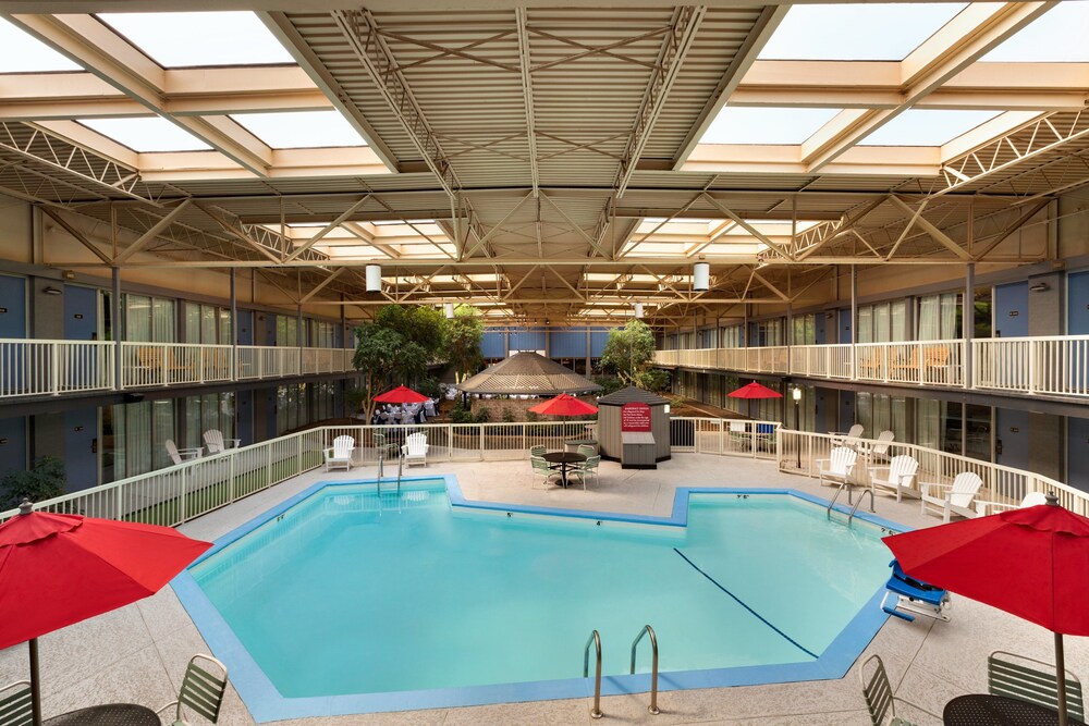 Ramada by Wyndham Clarion - photo 10