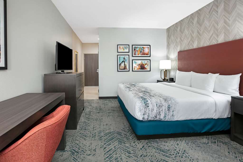 La Quinta Inn & Suites by Wyndham DFW West Glade Parks - photo 16