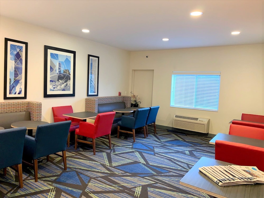 Holiday Inn Express & Suites Chicago Libertyville by IHG - photo 53