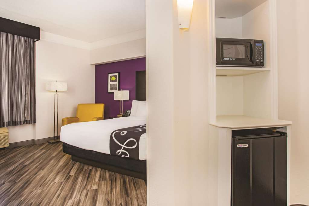 La Quinta Inn & Suites by Wyndham Las Vegas Summerlin Tech - photo 18
