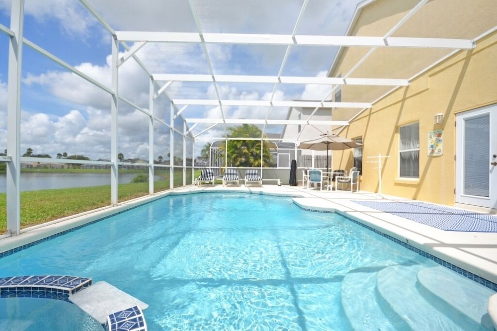 Beautiful 5 Bedroom Home With Large South facing Pool — 4-Star Luxury Hotel in Davenport, United States