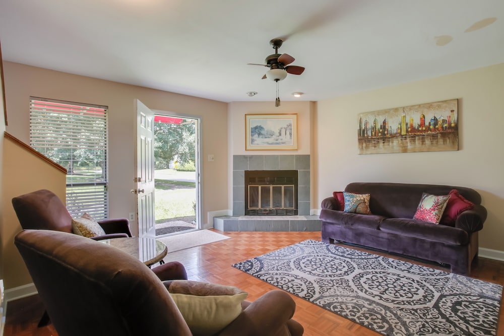 Baton Rouge Townhome with Pool Access 7 Mi to LSU — 4-Star Luxury Hotel in Baton Rouge, United States