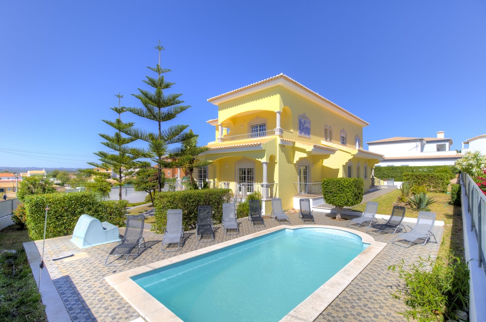 Villas2go2 Menir — 4-Star Luxury Hotel in Lagoa, Portugal