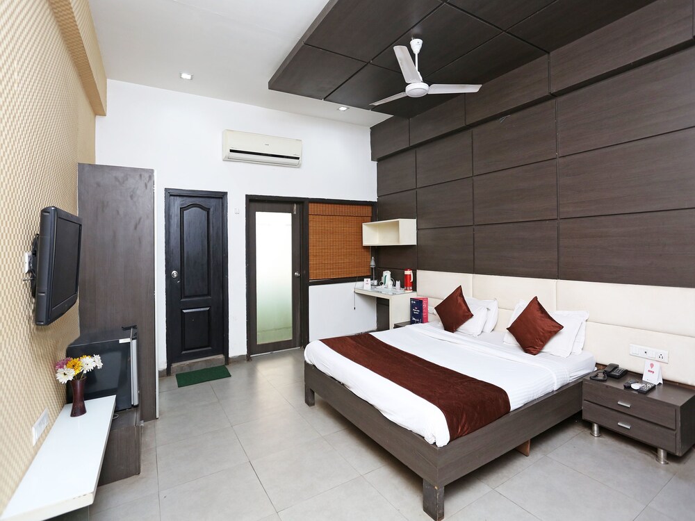 Oyo 11939 Hotel Queens Club Of India — Raipur