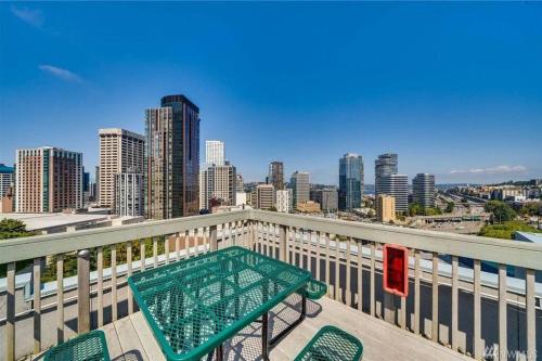 Eclectic Downtown & Cap Hill King bed & Kitchen - photo 8