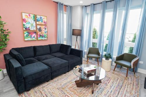 Cozy 3BR Retreat Sleeps 8 with Free Parking Near University of Illinois Chicago Medical District & West Loop — 4-Star Luxury Hotel in Chicago, United States
