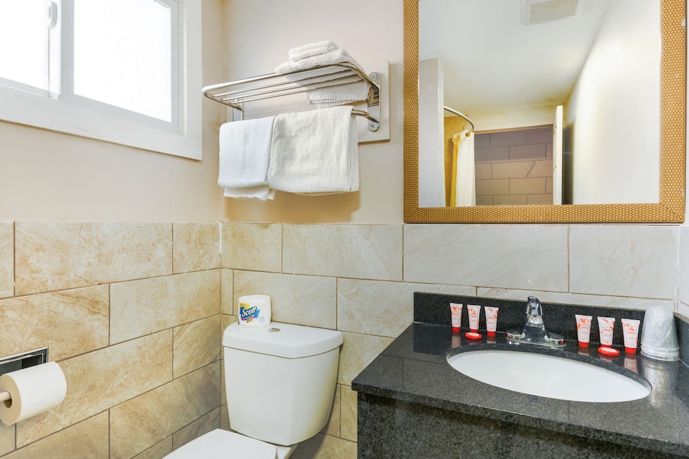 OYO Hotel Malden MA Broadway - photo 39