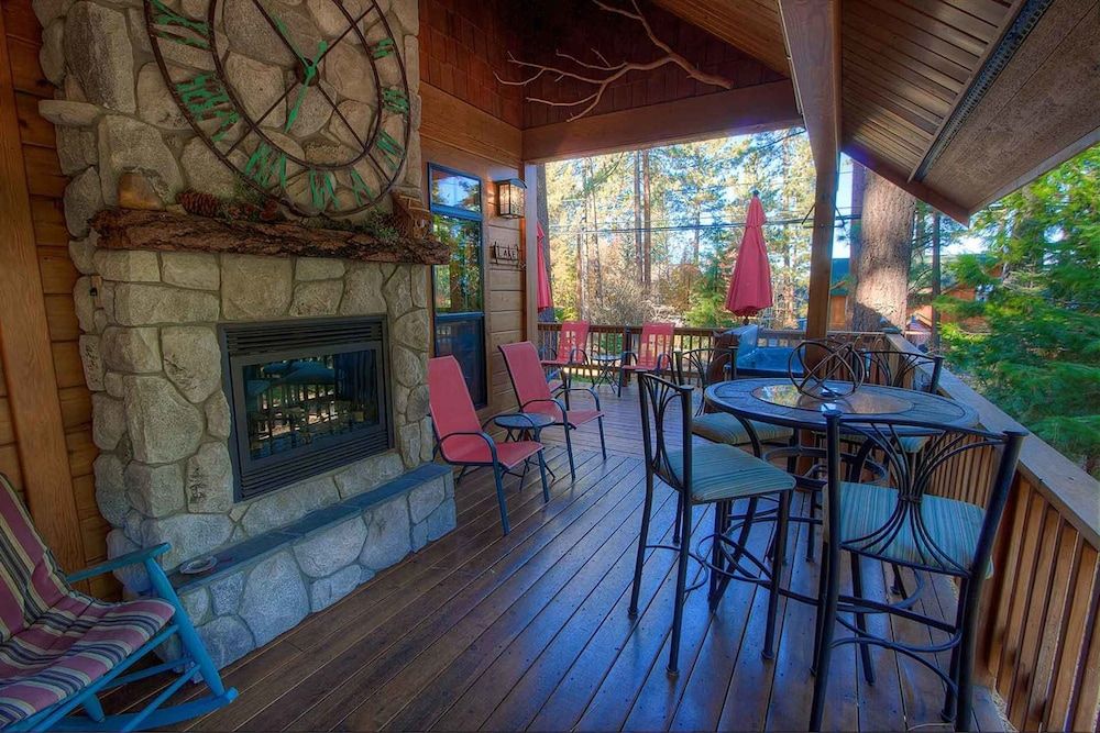 Smokey Joes 5 Bedroom Cabin by RedAwning