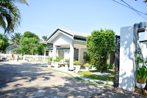 The Bamboo Tree Transit Hotel in Katunayaka, Sri Lanka
