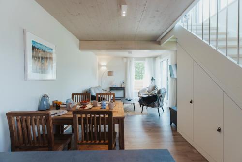 NEU Rügen Resørt Sagard großzügige gemütliche Doppelhaushälfte Mats mit Terrasse — hotel in Sagard