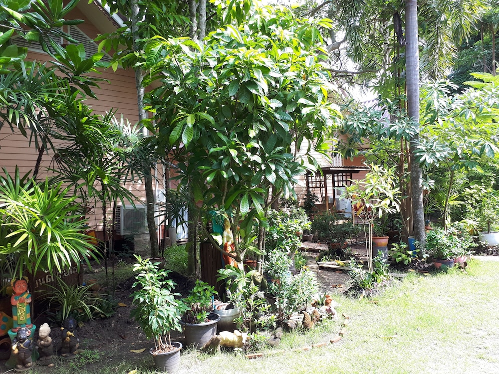 Baansuan Rabiangnam in Amphawa, Thailand