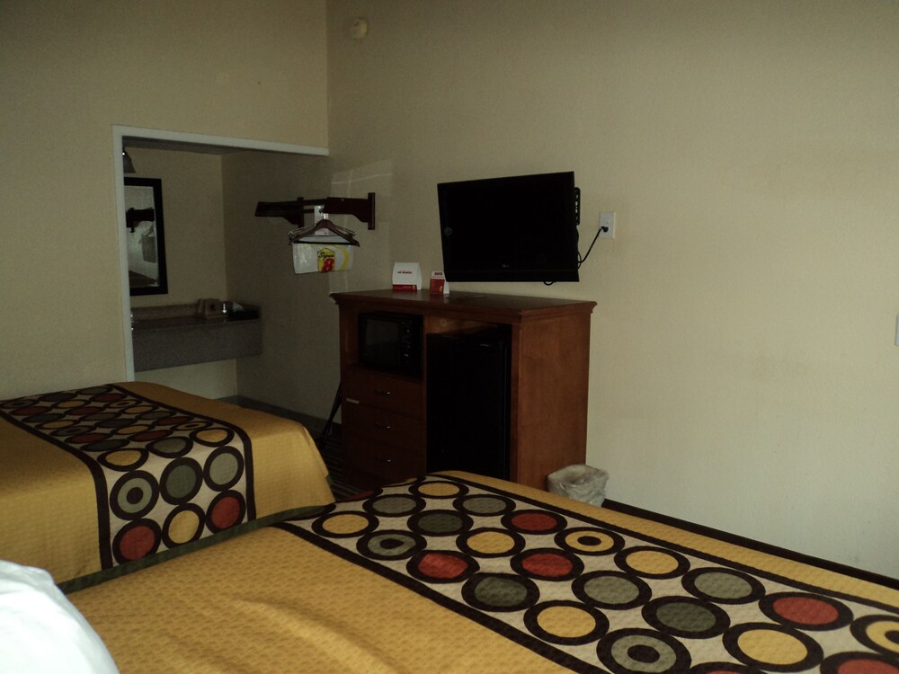 Super 8 by Wyndham Aberdeen Southern Pines - photo 5