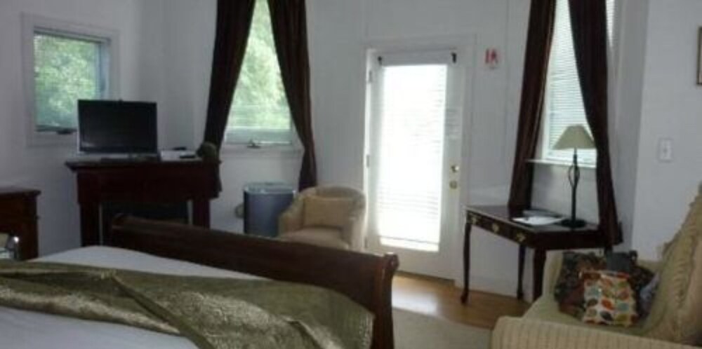 The Columbia Inn at Peralynna Manor - photo 16